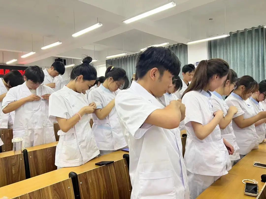 20230621郑州卫生健康职业学院举办新团员入团仪式 (2).jpg
