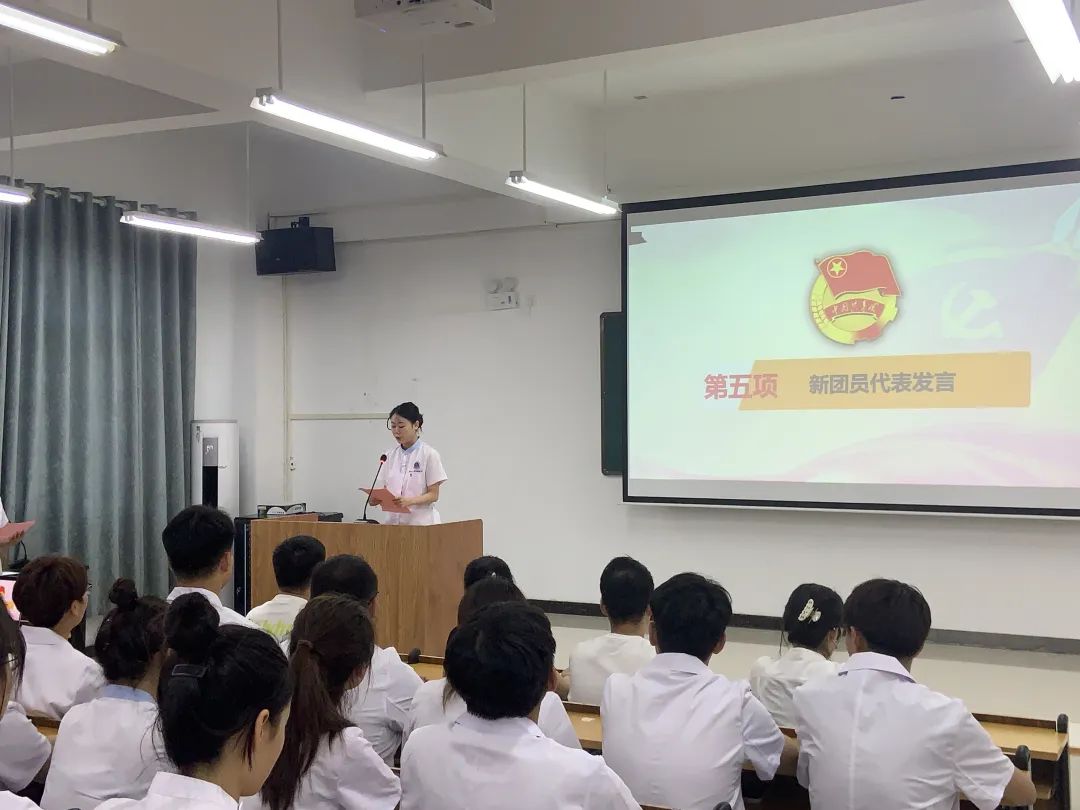20230621郑州卫生健康职业学院举办新团员入团仪式 (3).jpg