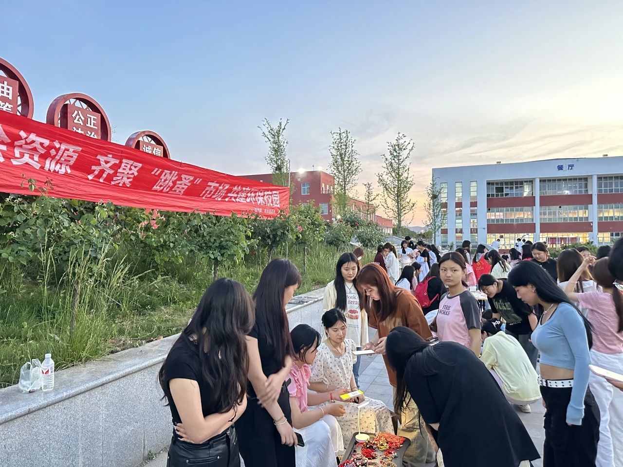 20240523郑州卫生健康职业学院举办“节约社会资源 共建环保校园”活动 (6).jpg