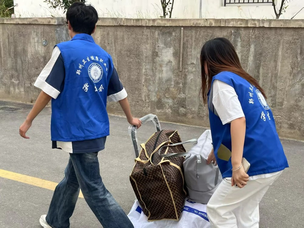 20250603青春志愿显担当 温情服务暖校园 我校开展我为同学办实事志愿服务活动 (1).jpg 20250603青春志愿显担当 温情服务暖校园 我校开展我为同学办实事志愿服务活动 (1).jpg