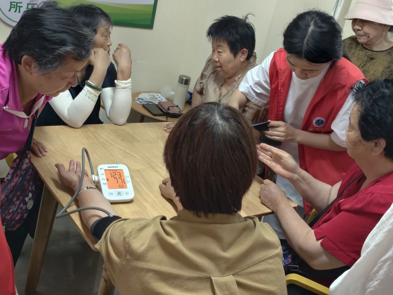 20250604健康关怀暖社区 郑州卫生健康职业学院开展专业志愿服务 (1).jpg