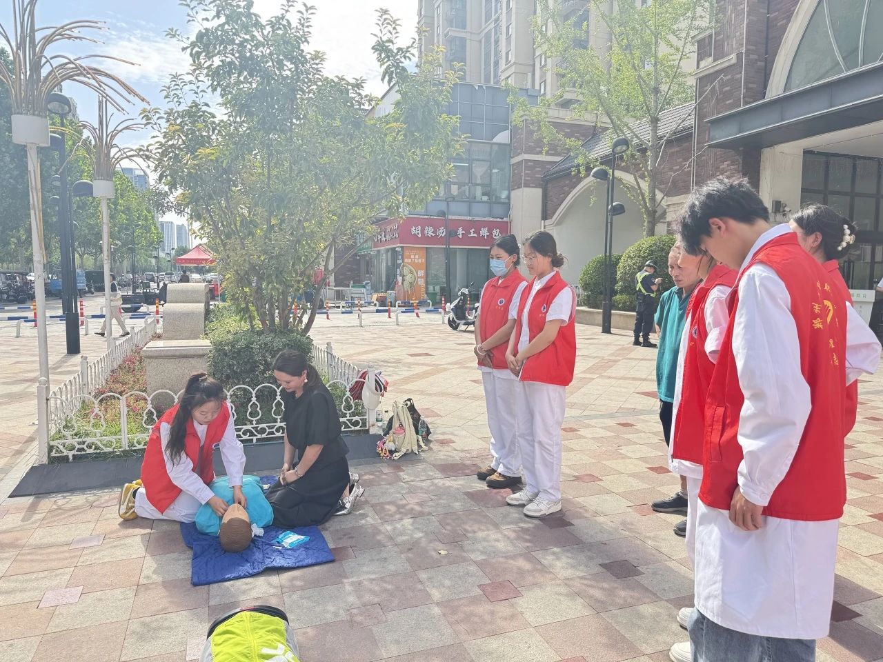 20250604健康关怀暖社区 郑州卫生健康职业学院开展专业志愿服务 (2).jpg