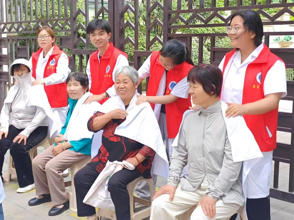 20250604健康关怀暖社区 郑州卫生健康职业学院开展专业志愿服务 (3).jpg