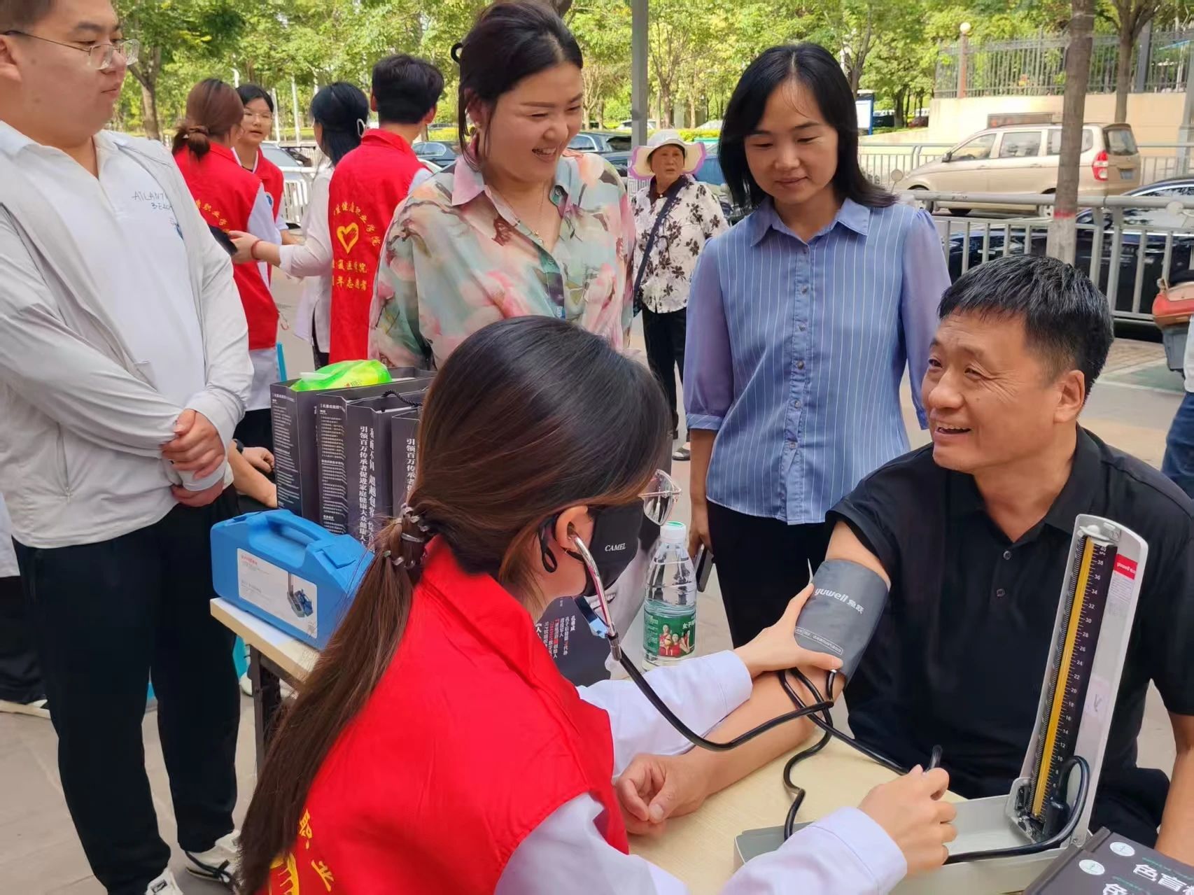 20250604健康关怀暖社区 郑州卫生健康职业学院开展专业志愿服务 (4).jpg