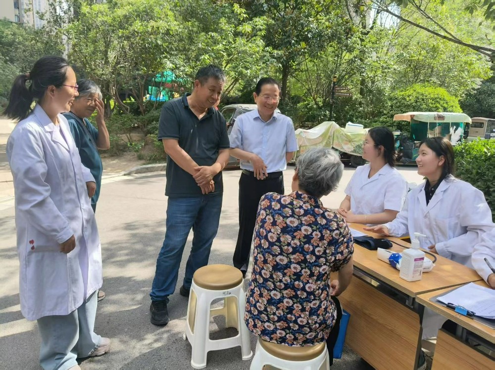 20250604健康关怀暖社区 郑州卫生健康职业学院开展专业志愿服务 (5).jpg