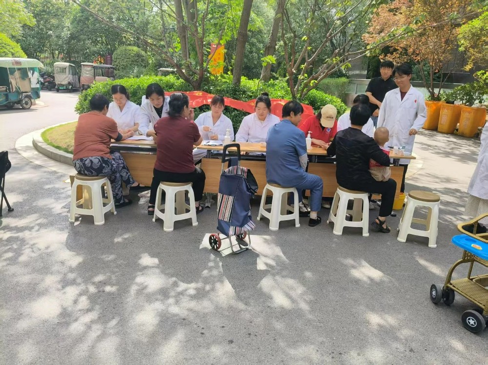 20250604健康关怀暖社区 郑州卫生健康职业学院开展专业志愿服务 (6).jpg