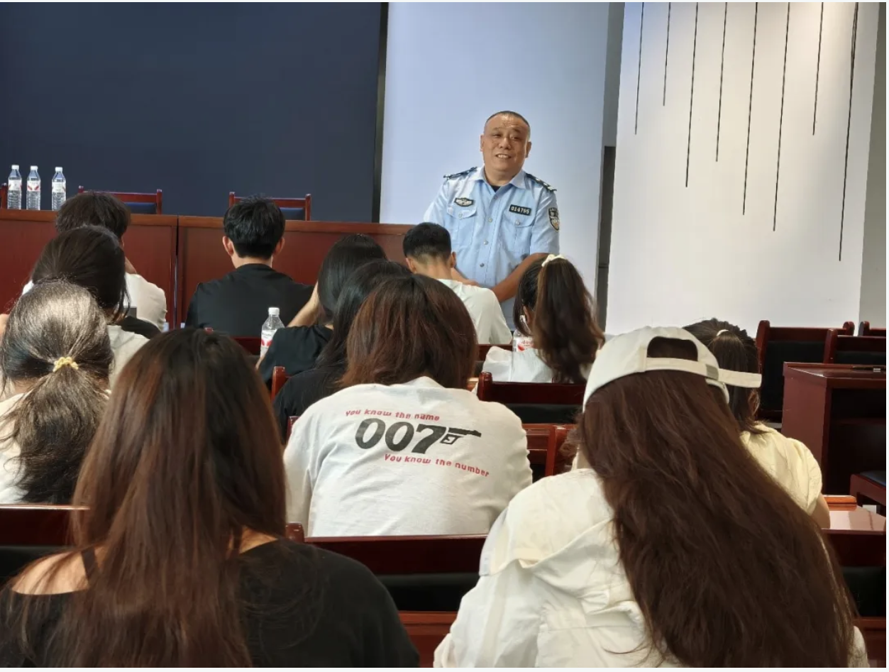 20250912警校携手 共筑“无诈校园”防线  我校召开新学年防范电信网络诈骗座谈会 (2).png