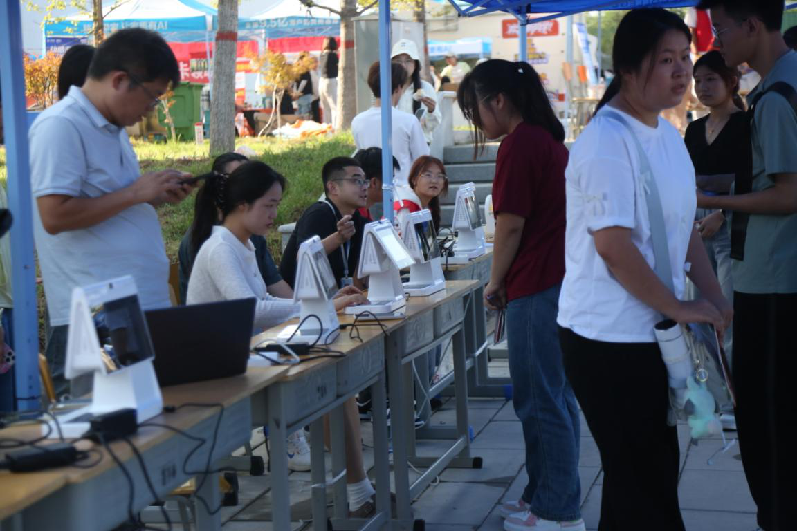 20250914暖心服务 全力护航  郑州卫生健康职业学院2025年迎新工作圆满完成 (5).png